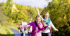 Stürmischer Herbst: So basteln Sie Ihren eigenen Drachen!