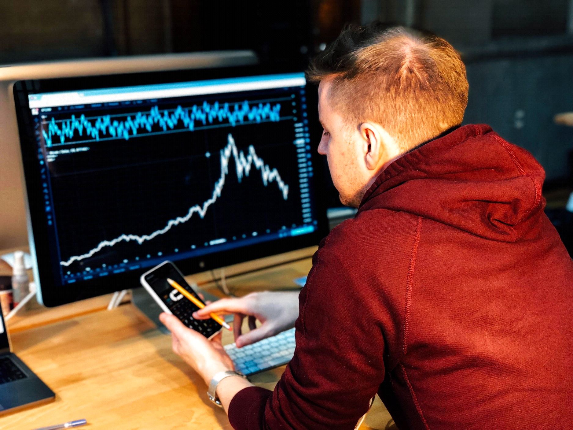Aktiv gemanagter Fonds vs. ETFs – was lohnt sich mehr? 